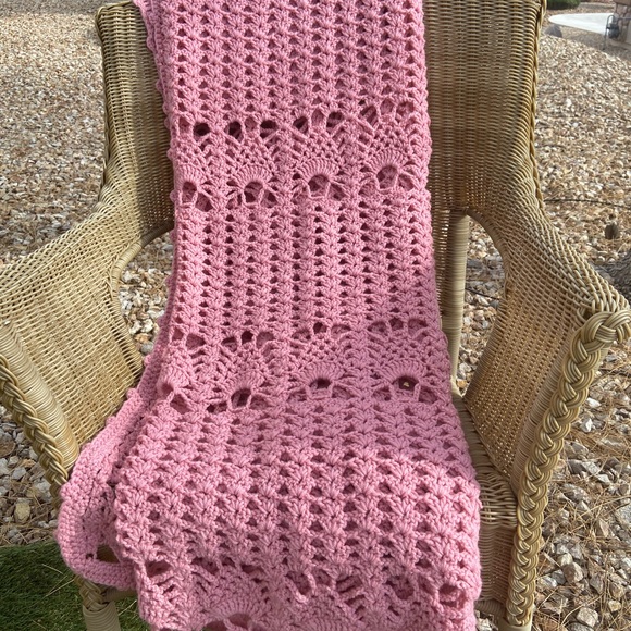 Vintage Hand Crafted Pink/Rose Shell Stitch Crocheted Throw Afghan Lap Blanket - Picture 3 of 7